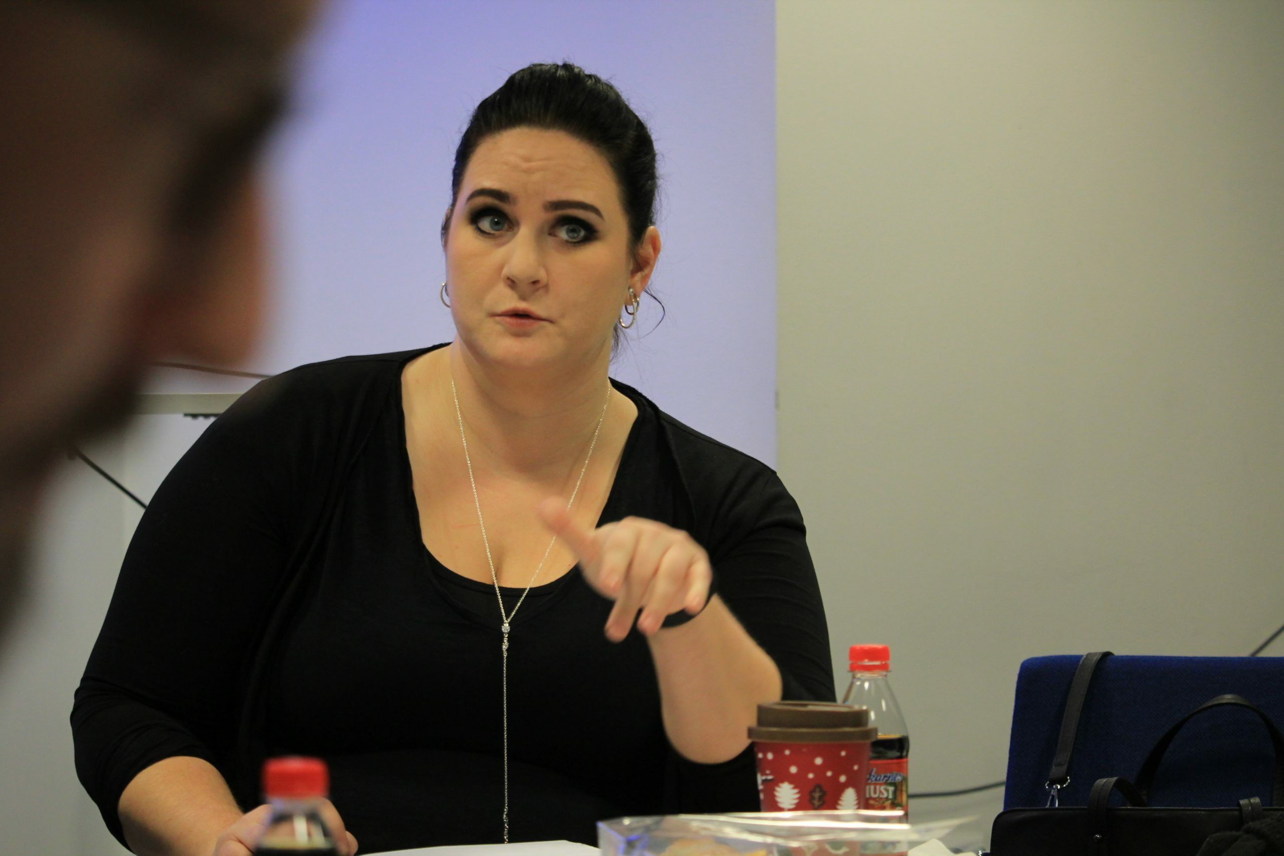 Mim Sörensson, cirkelledare för Egenmaktsgruppen i Partille, här under ett möte där hon för ordet.