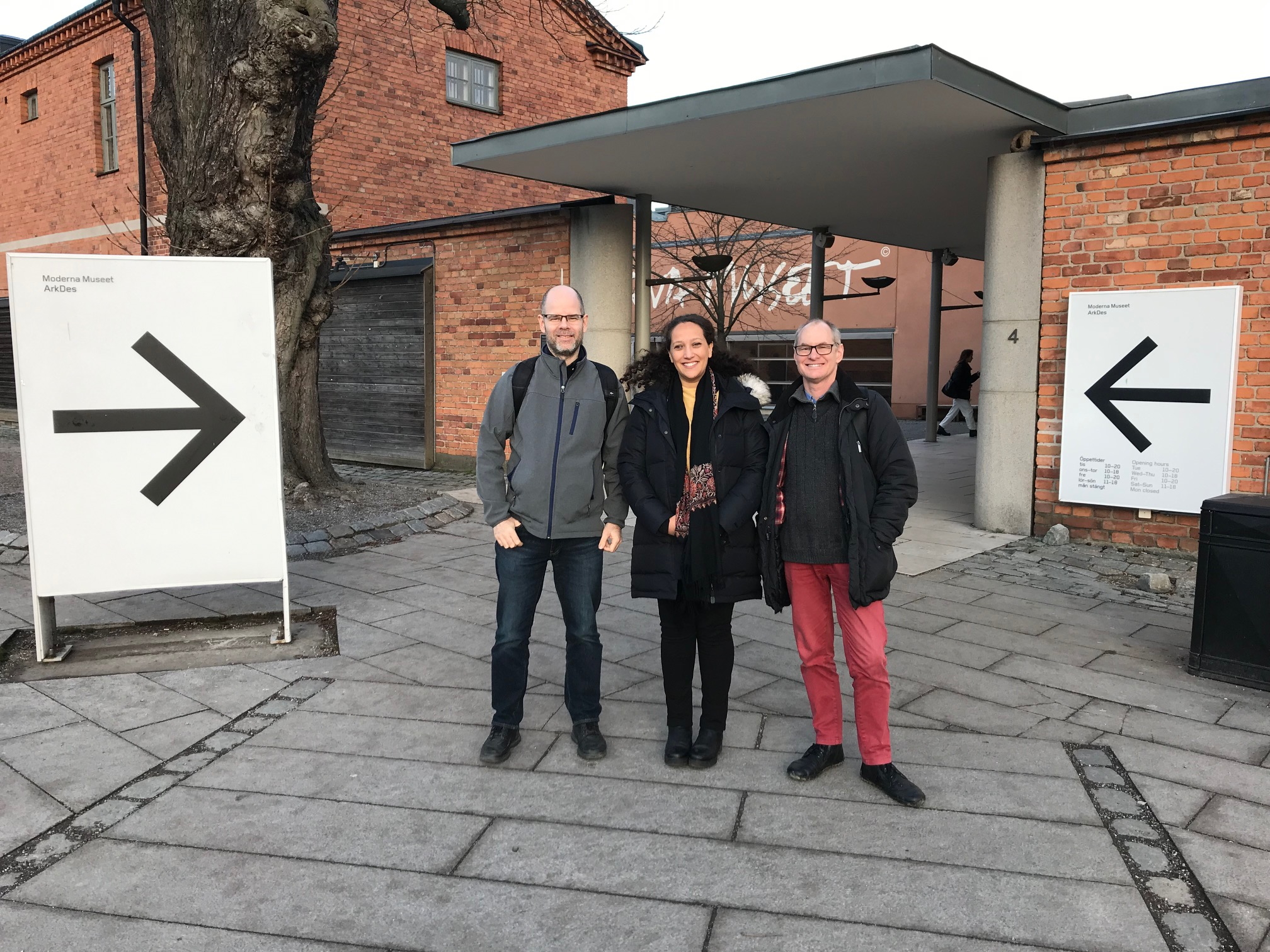 Rätt från början, Tor, Diana, Emil, står mellan två stora pilar