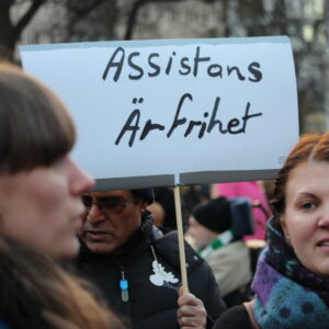 Ett plakat på en demonstration för assistans med texten Assistans är frihet.